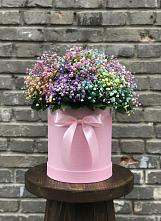 Цветочная композиция из Гипсофила и Розы в шляпной коробке в Красноярске