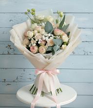 Букет цветов из:  Розы и Лизиантусы в Красноярске