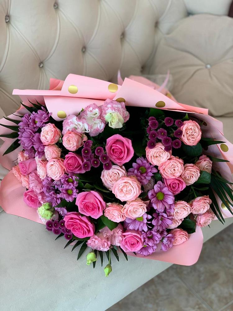 Букет цветов из: Хризантемы, Розы и Лизиантусы в Красноярске