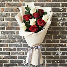 Букет красно-белые розы в Красноярске Букет цветов из: Розы в Красноярске