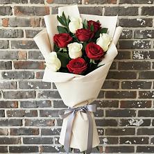 Букет красно-белые розы в Красноярске Букет цветов из:  Розы в Красноярске