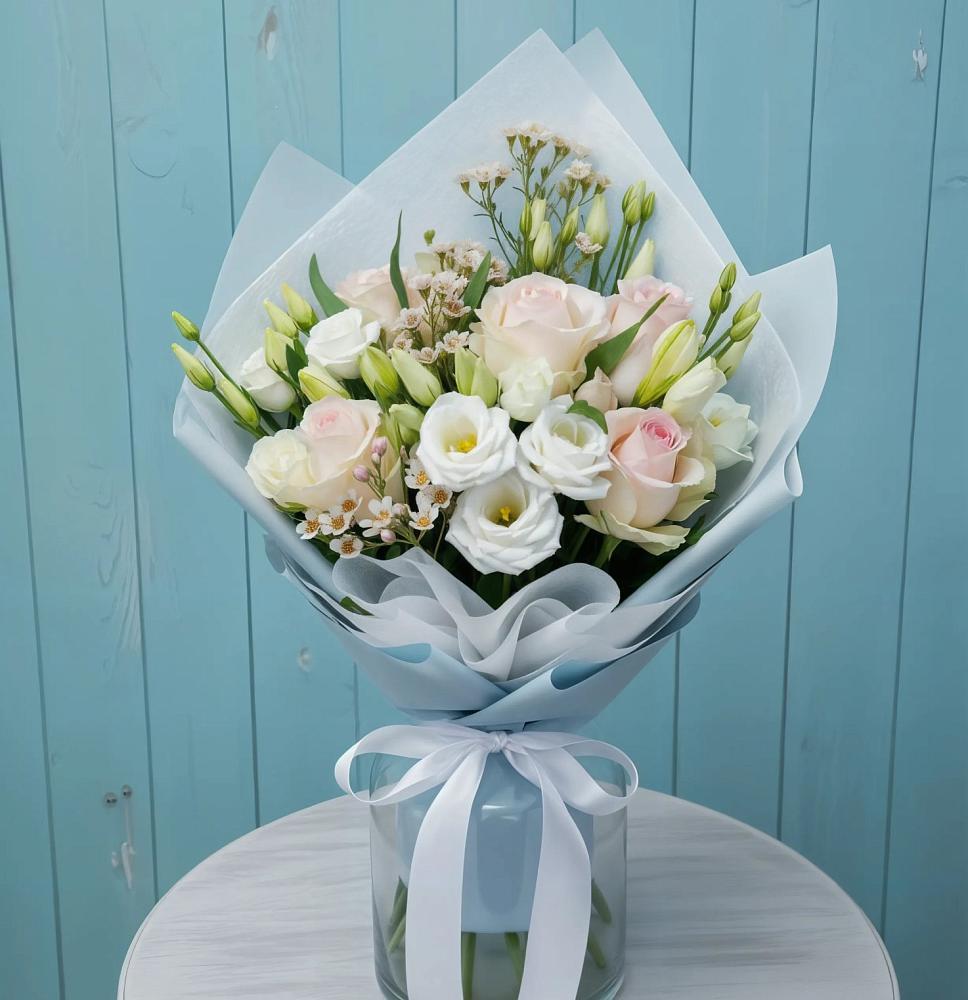 Букет цветов из: Розы и Лизиантусы в Красноярске