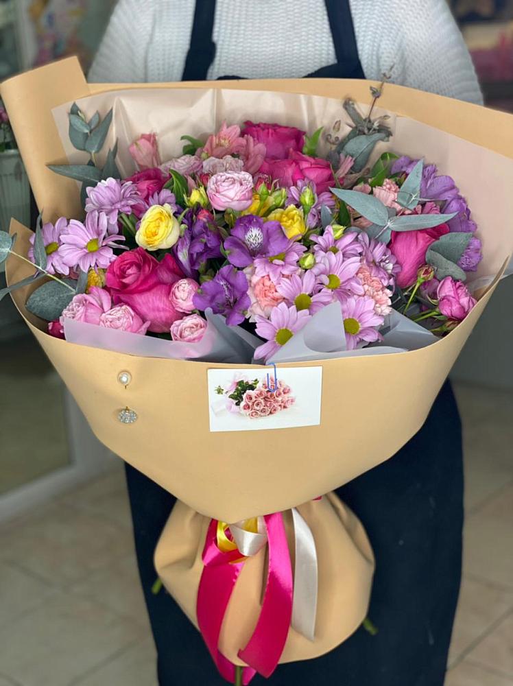 Букет цветов из: Хризантемы, Гвоздики и Альстромерии в Красноярске