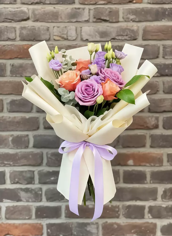 Букет цветочные ноты в Красноярске Букет цветов из: Лизиантусы и Розы в Красноярске