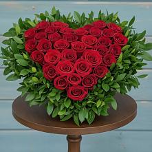 Композиция Сердце в любви в Красноярске Цветочная композиция из Розы в виде сердца в Красноярске