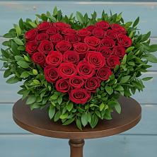 Композиция Сердце в любви в Красноярске Цветочная композиция из Розы в виде сердца в Красноярске