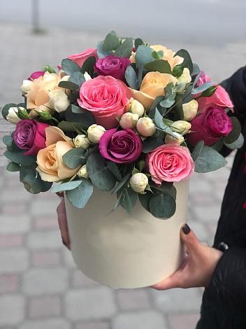Цветочная композиция из Розы в шляпной коробке в Красноярске