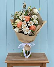 Букет яркий комплимент в Красноярске Букет цветов из: Альстромерии, Лизиантусы, Розы и Хризантемы в Красноярске