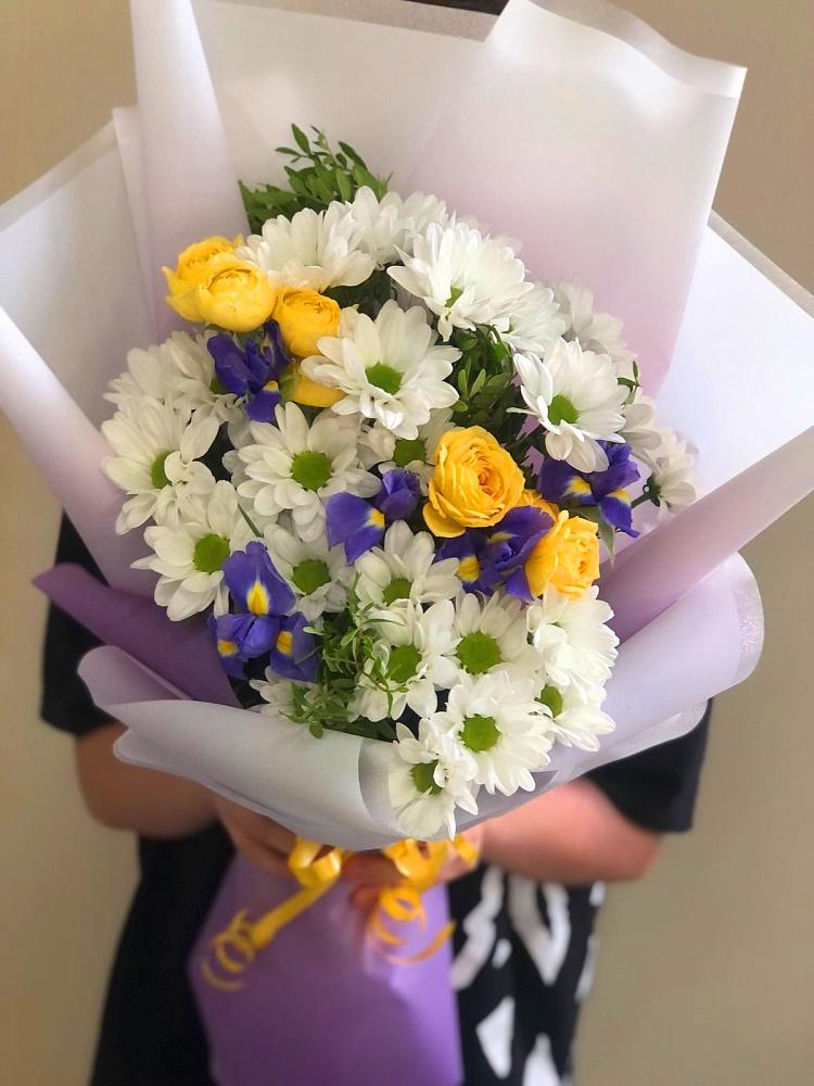 Букет цветов из: Ирисы, Хризантемы и Розы в Красноярске