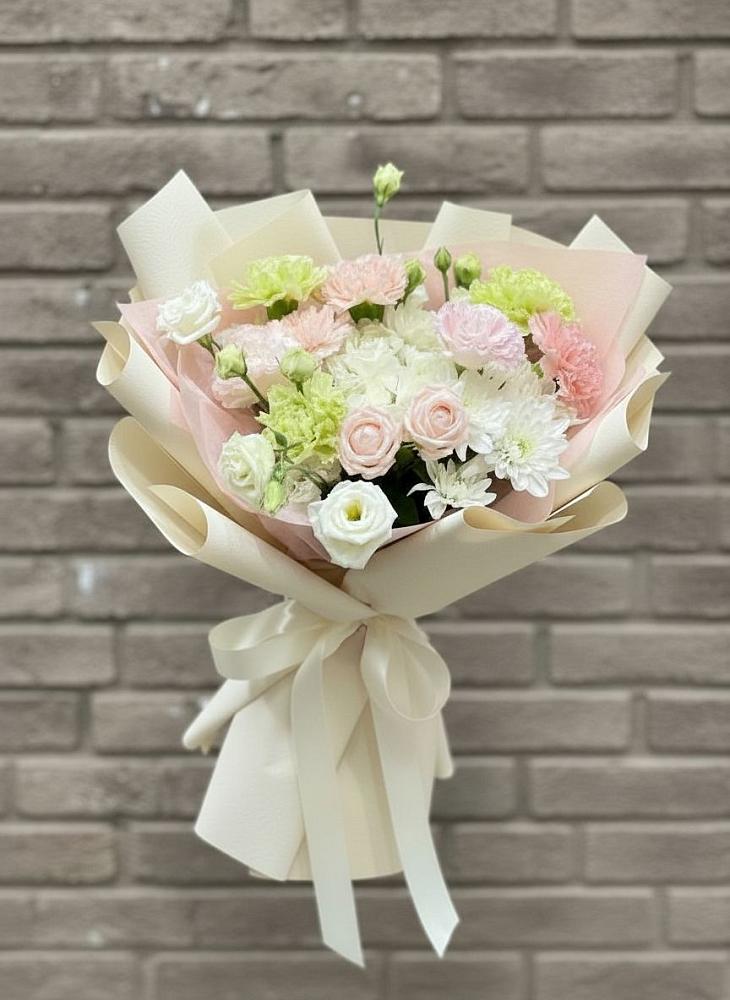 Букет Трепет мечты в Красноярске Букет цветов из: Гвоздики, Розы, Лизиантусы и Хризантемы в Красноярске