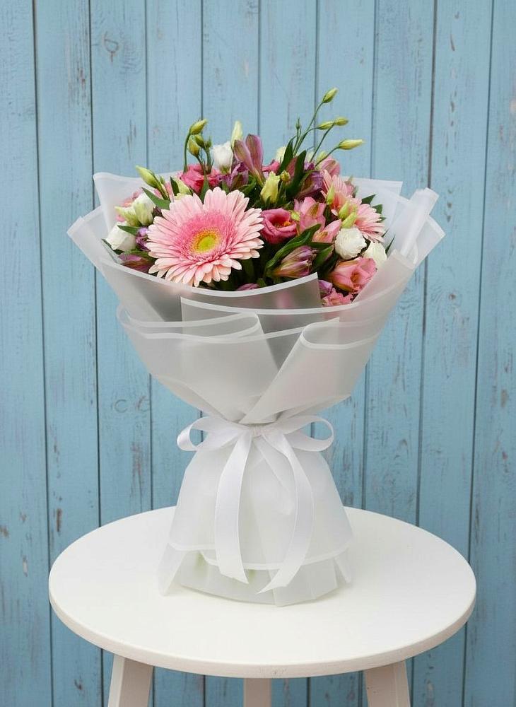 Букет цветов из: Герберы, Альстромерии и Лизиантусы в Красноярске