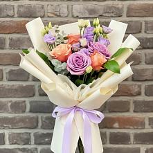 Букет цветов из:  Лизиантусы и Розы в Красноярске