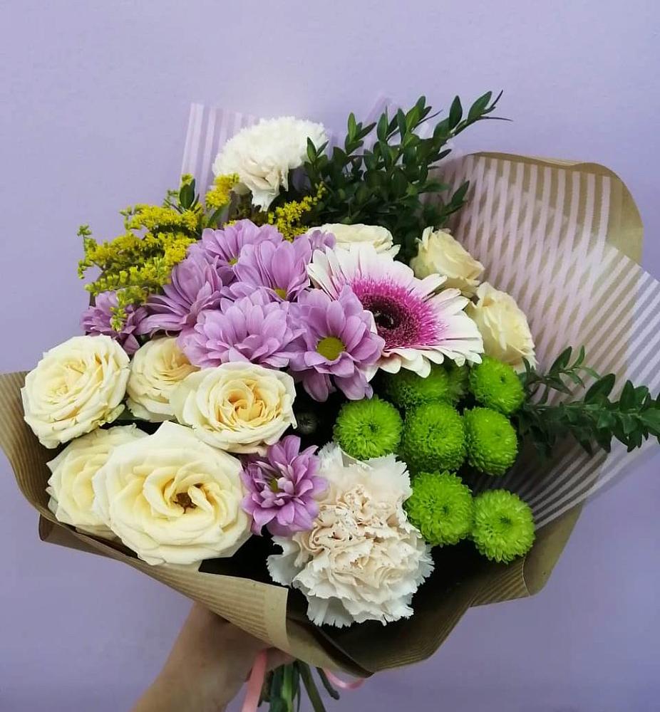 Букет цветов из: Хризантемы, Розы, Гвоздики и Герберы в Красноярске