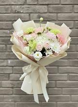 Букет цветов из:  Гвоздики, Розы, Лизиантусы и Хризантемы в Красноярске