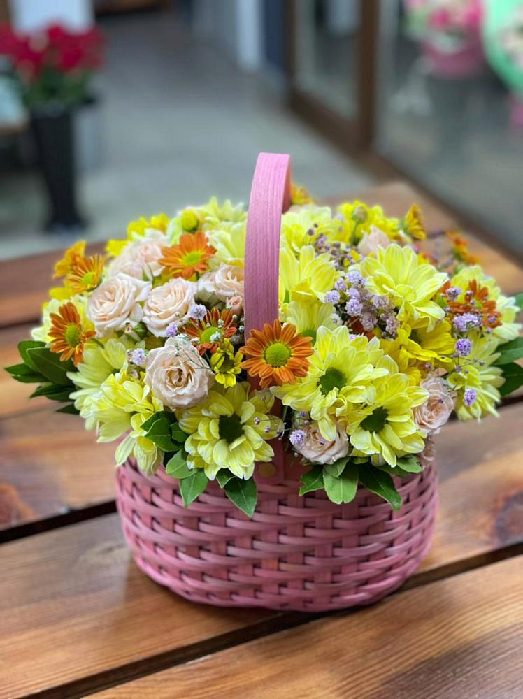 Цветочная композиция из Хризантемы и Розы в корзине в Красноярске