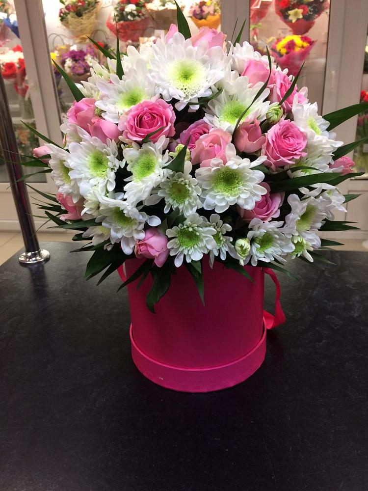 Цветочная композиция из Розы и Хризантемы в шляпной коробке в Красноярске