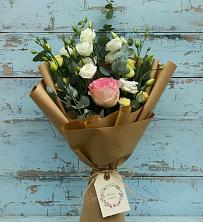 Букет нежный привет в Красноярске Букет цветов из:  Розы и Лизиантусы в Красноярске