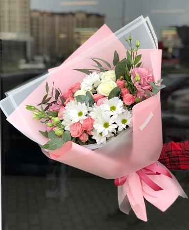 Букет цветов из: Розы, Лизиантусы и Хризантемы в Красноярске