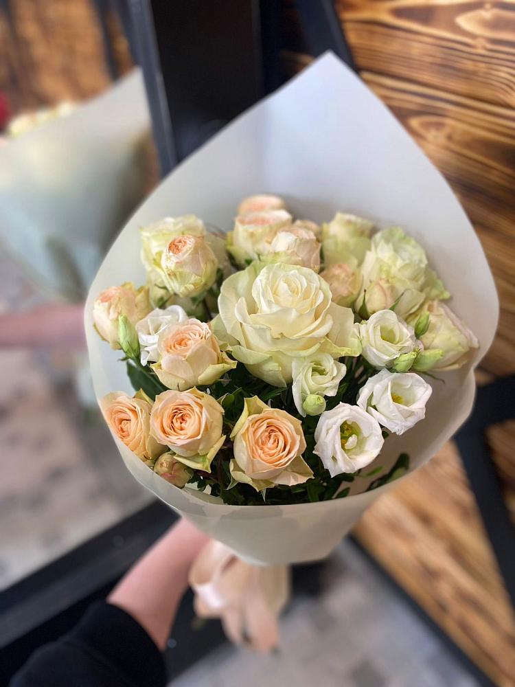 Букет цветов из: Розы и Лизиантусы в Красноярске