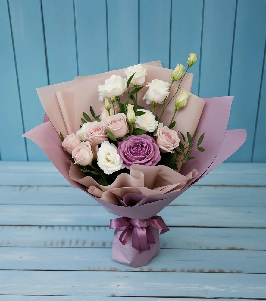 Букет цветов из: Розы и Лизиантусы в Красноярске